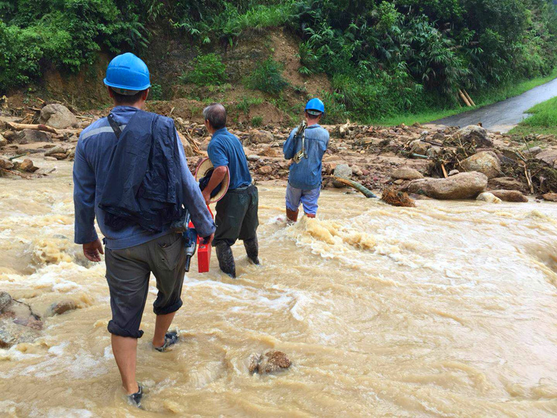 正在進行搶修干式變壓器現場 正在進行搶修干式變壓器現場